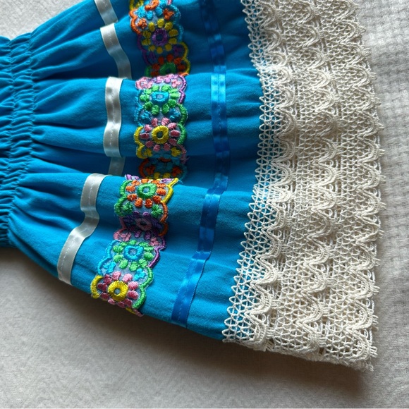 Embroidered traditional Mexican dress - Picture 2 of 4